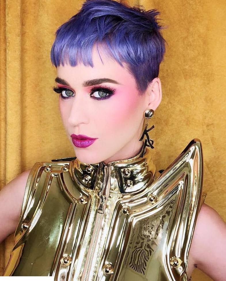 Katy Perry ose la couleur tendance l’ultraviolet de Pantone, lecoloriste