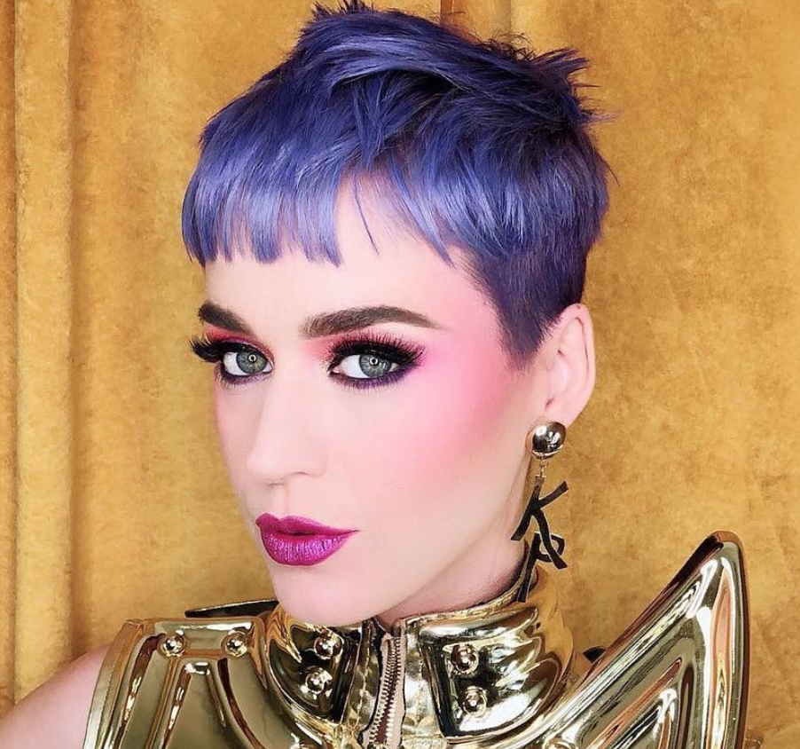 Katy Perry dares the trendy ultraviolet color of Pantone, the colorist
